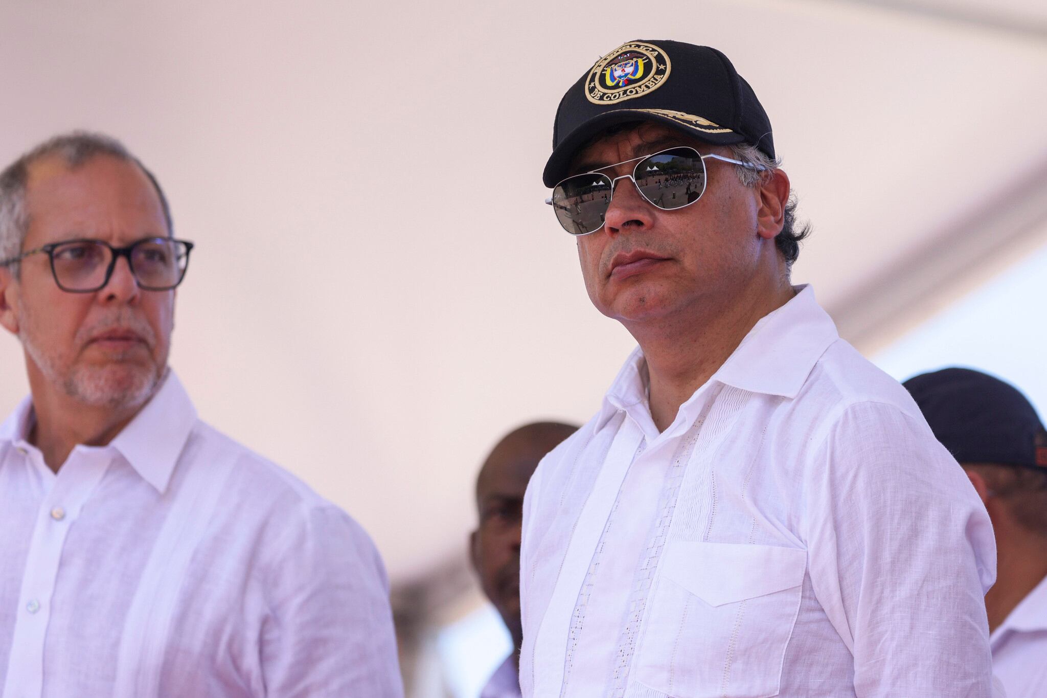 Alfredo Saade, jefe de gabinete, mira al presidente de Colombia, Gustavo Petro, el 20 de julio de 2025, en Santa Marta