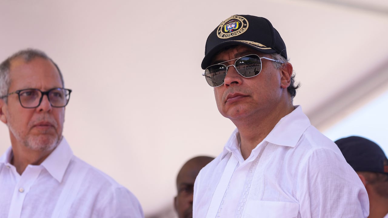 Alfredo Saade, jefe de gabinete, mira al presidente de Colombia, Gustavo Petro, el 20 de julio de 2025, en Santa Marta