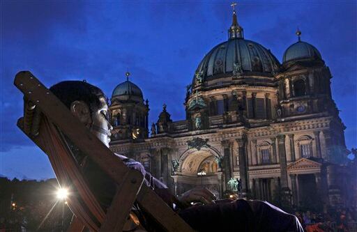 El cuento, ideado por el artista Jean Luc Courcoult, se remonta a la época en que Berlín era una región pantanosa aún habitada por gigantes. 