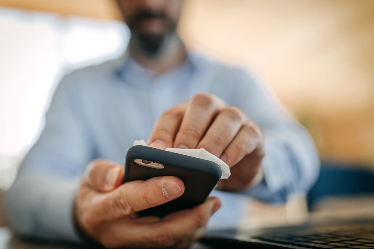 Aquí encontrará consejos sobre cómo limpiar correctamente la pantalla del celular.