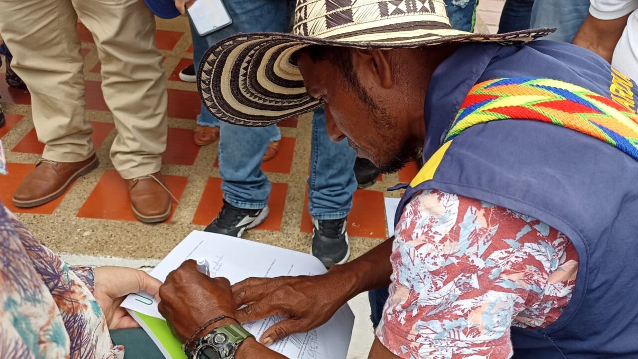 Acuerdo para levantar bloqueo.