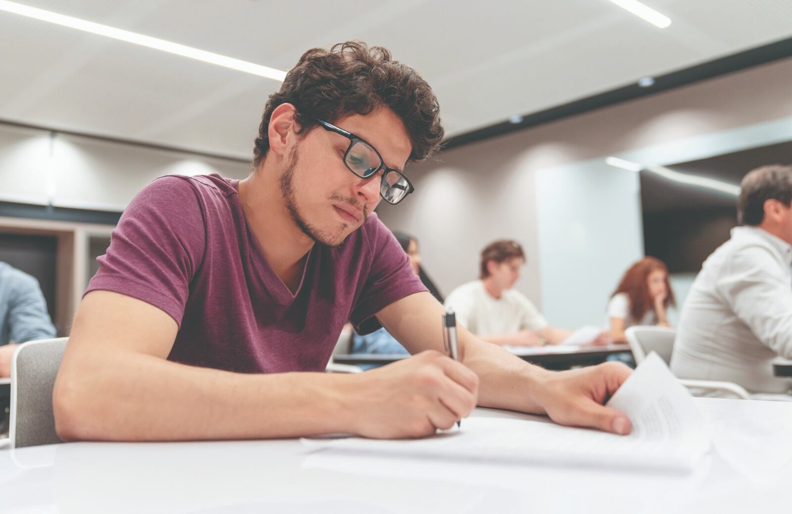 Las brechas en el acceso a educación y las carencias en habilidades de lectura son los principales problemas que afectan el desempeño de los estudiantes colombianos.
