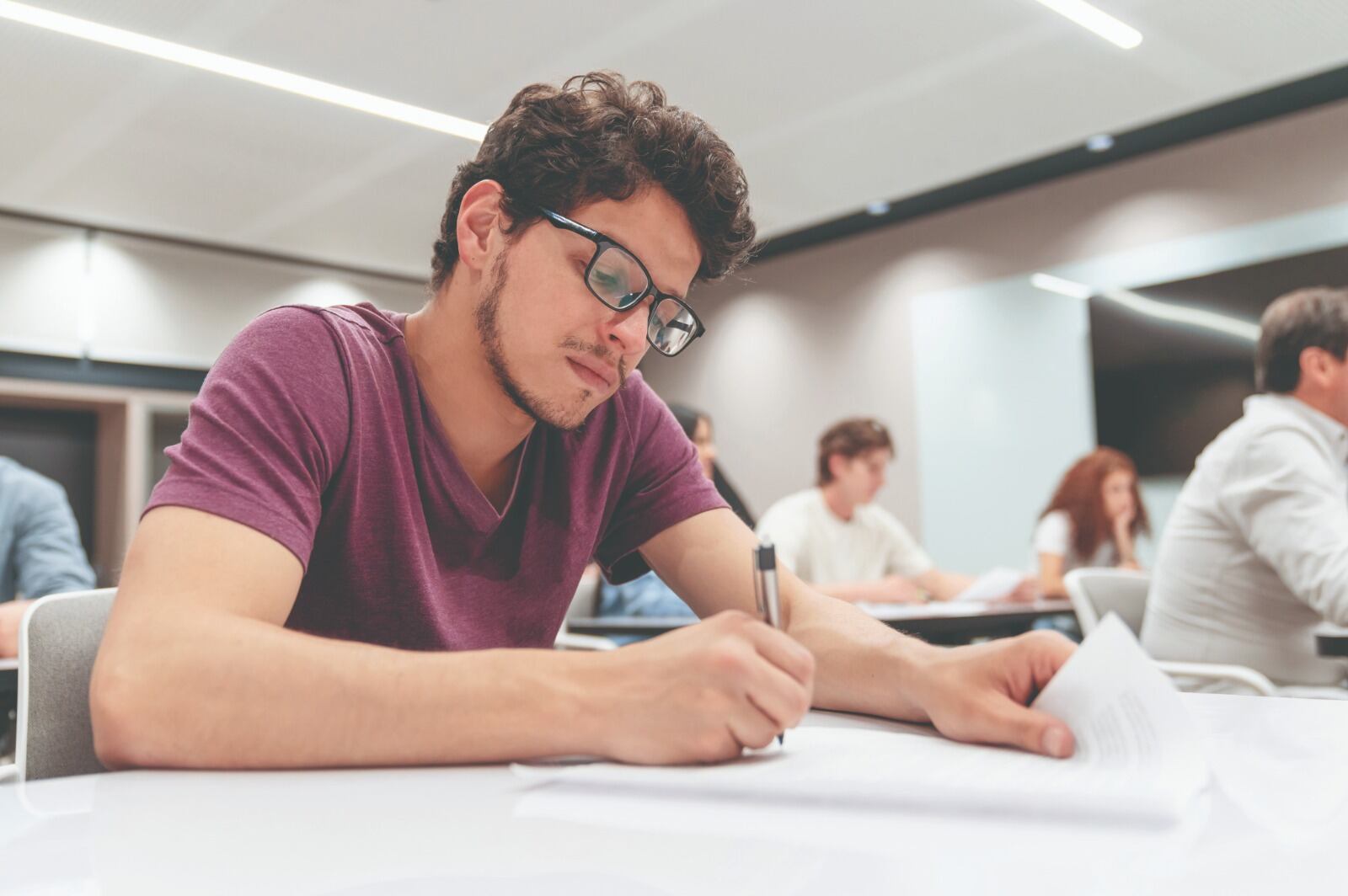 Las brechas en el acceso a educación y las carencias en habilidades de lectura son los principales problemas que afectan el desempeño de los estudiantes colombianos.