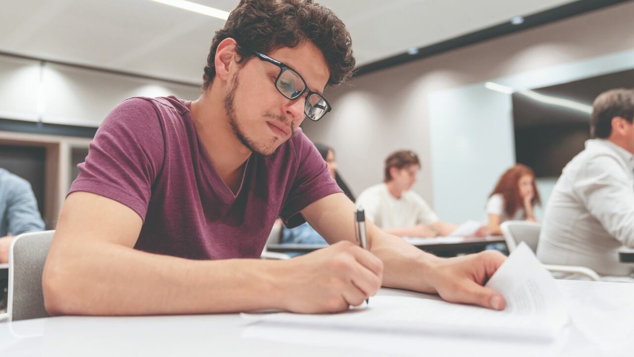 Las brechas en el acceso a educación y las carencias en habilidades de lectura son los principales problemas que afectan el desempeño de los estudiantes colombianos.