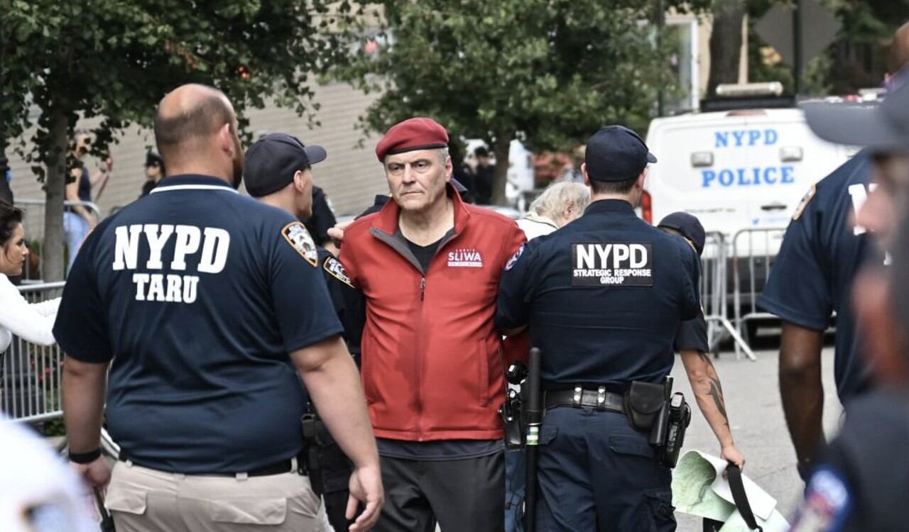 El candidato republicano a la alcaldía de Nueva York Curtis Sliwa, es llevado por las autoridades