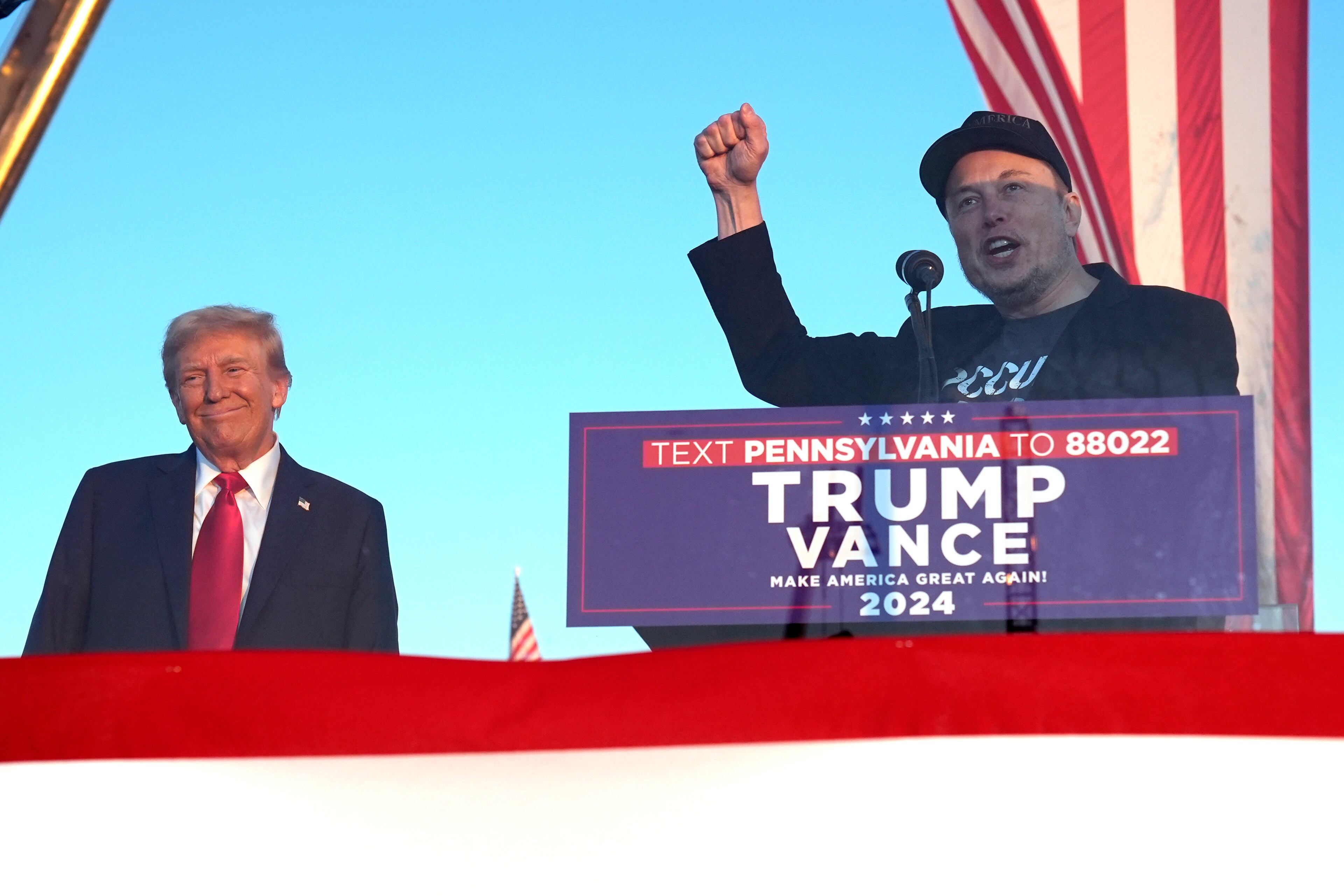 El director ejecutivo de Tesla y SpaceX, Elon Musk, habla mientras el candidato presidencial republicano, el expresidente Donald Trump, escucha en un evento de campaña en el Butler Farm Show, el sábado 5 de octubre de 2024, en Butler, Pensilvania (Foto AP/Alex Brandon).