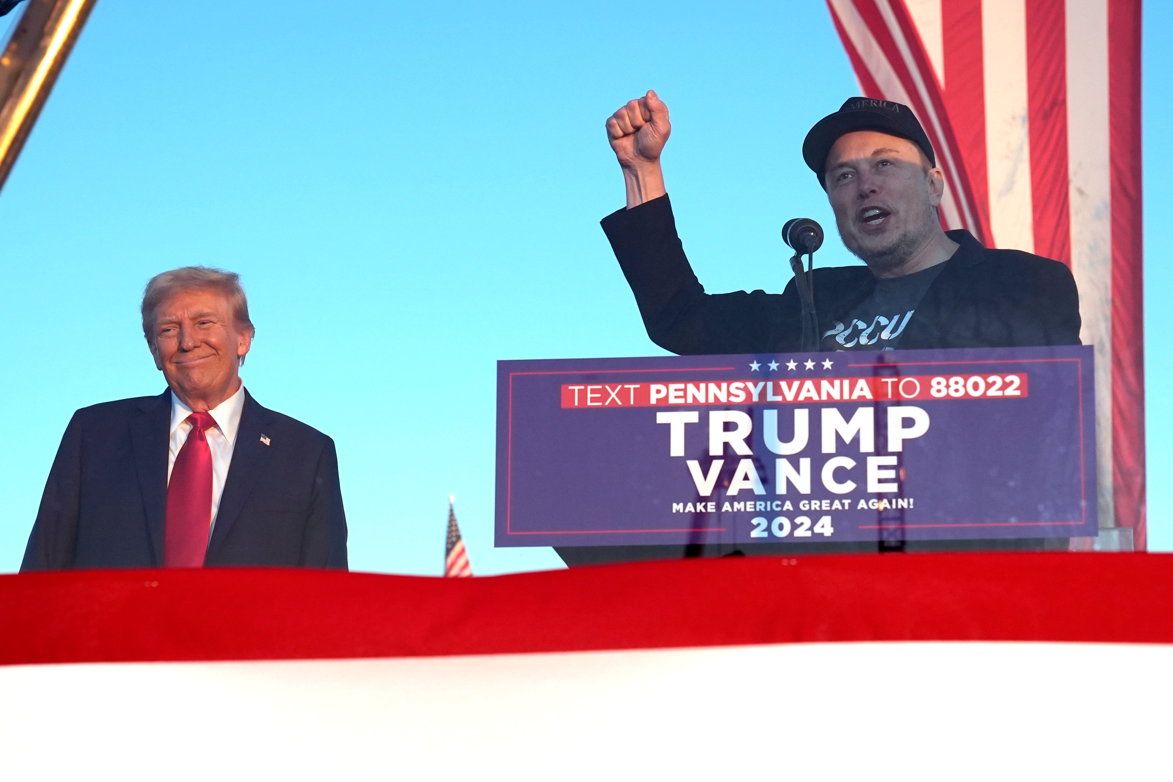 El director ejecutivo de Tesla y SpaceX, Elon Musk, habla mientras el candidato presidencial republicano, el expresidente Donald Trump, escucha en un evento de campaña en el Butler Farm Show, el sábado 5 de octubre de 2024, en Butler, Pensilvania (Foto AP/Alex Brandon).