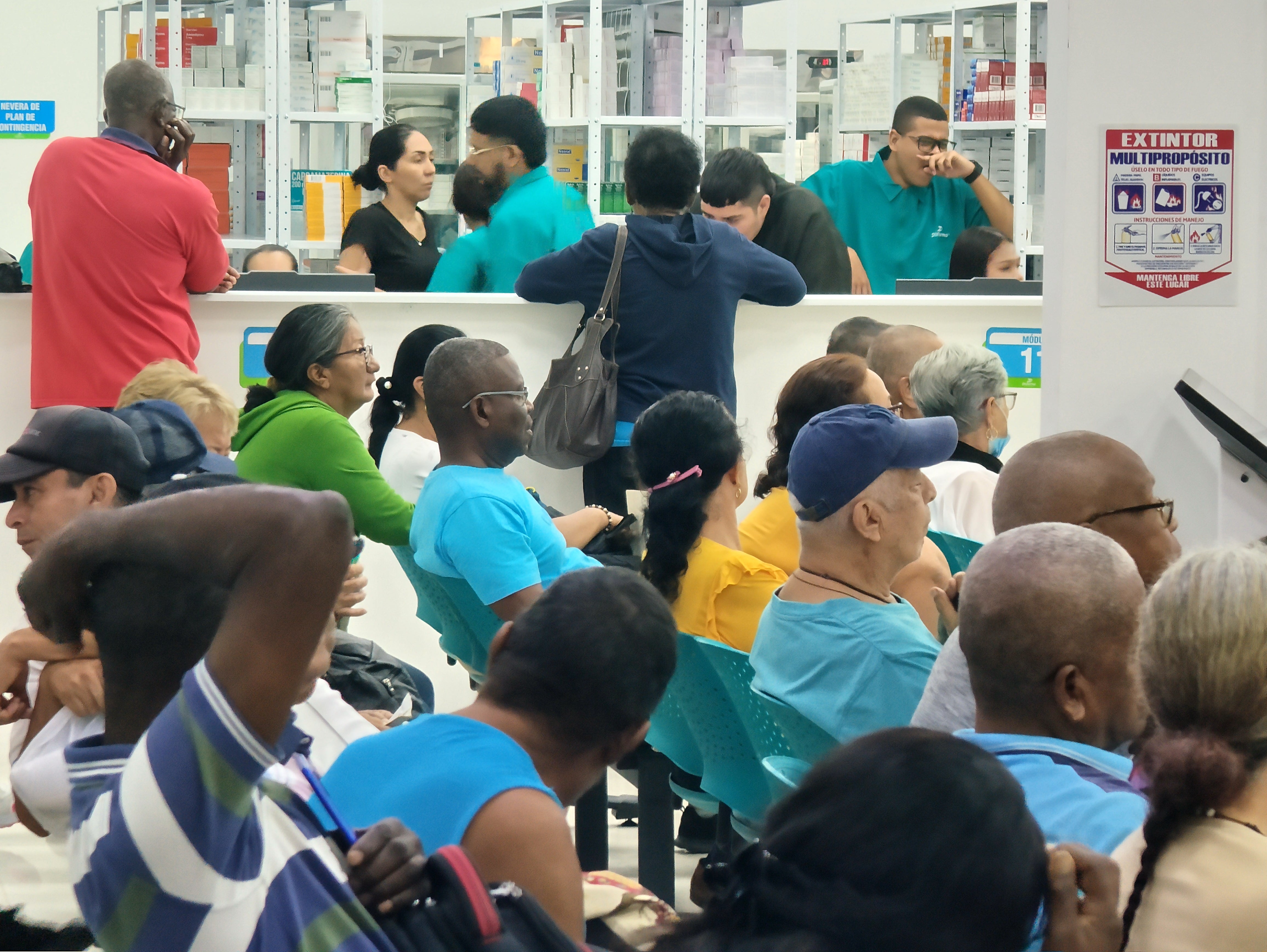 Los problemas para la entrega de medicamentos del nuevo distribuidor Disfarma de la Nueva EPS. Foto Jorge Orozco.