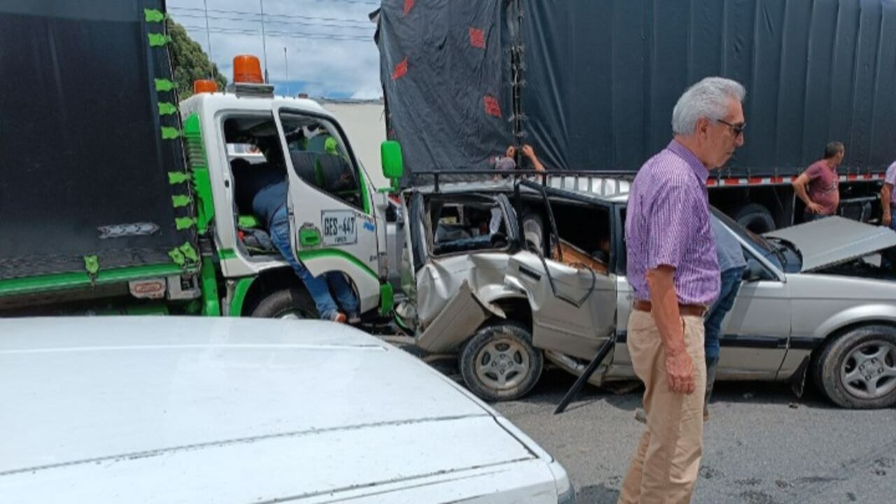 Aparatoso accidente: tres heridos de gravedad dejó choque entre un bus y camioneta en Antioquia.