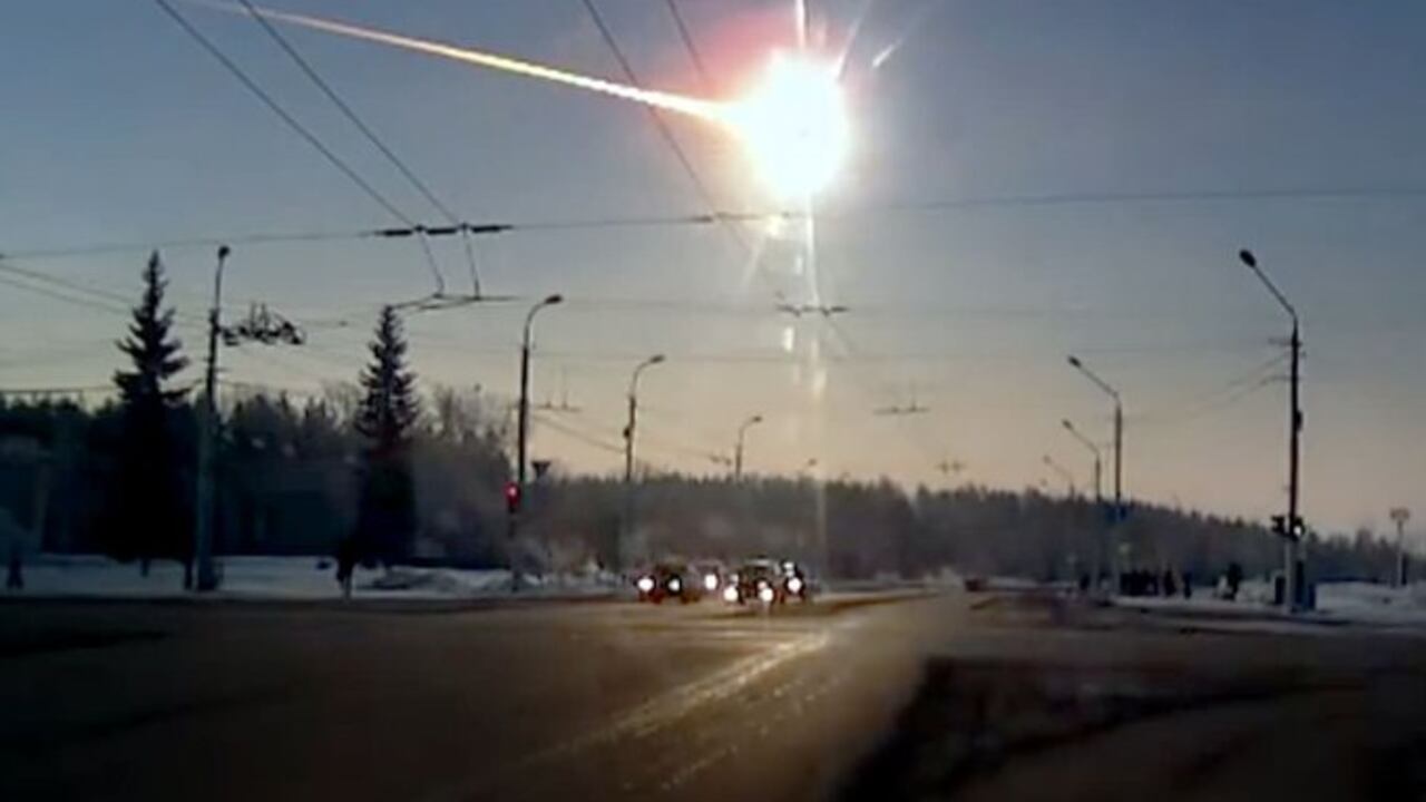 Un asteroide cayendo en Cheliábinsk (Rusia) el 13 de febrero de 2013