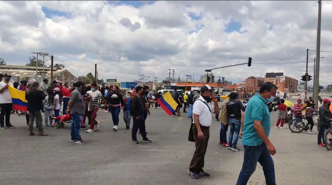 Protesta en Soacha, a la altura de la autopista sur, por el incremento del impuesto predial.