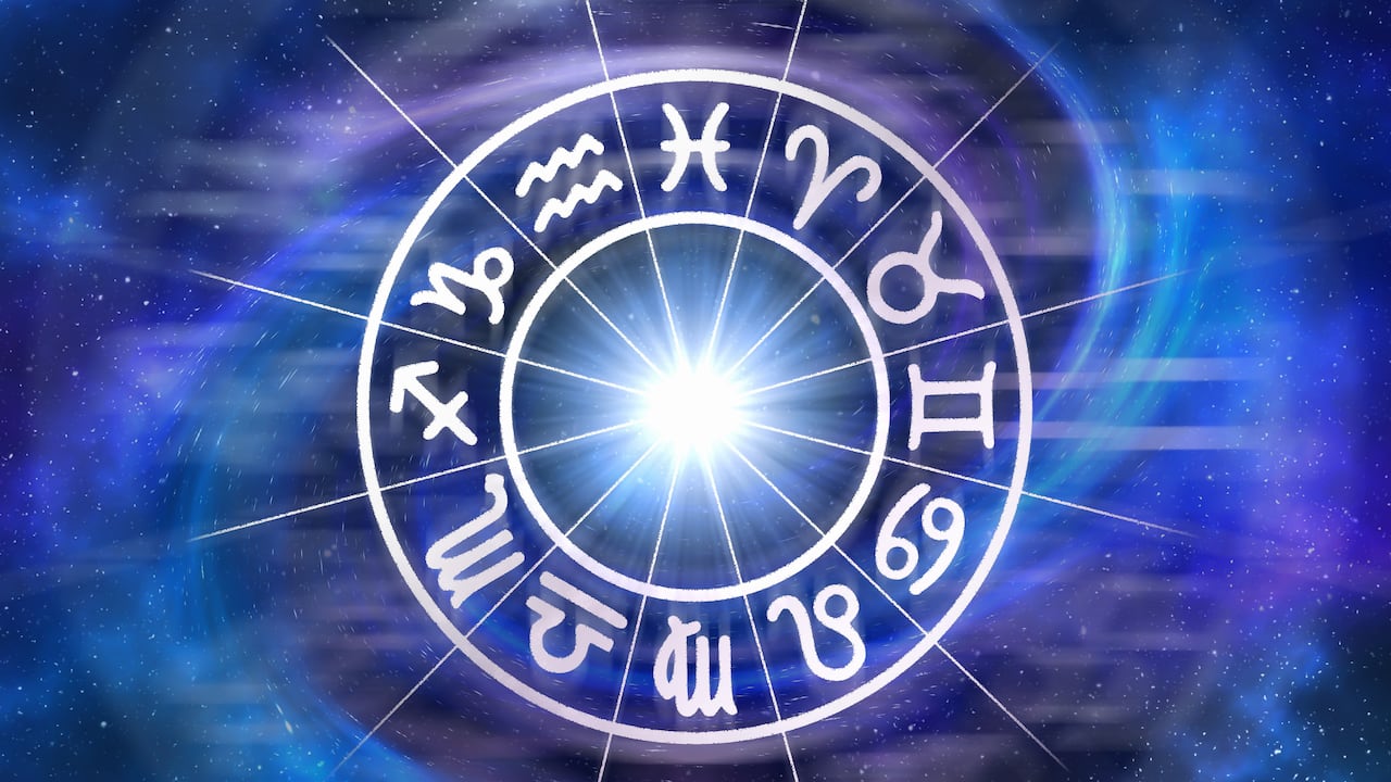 Signos del zodiaco dentro del círculo del horóscopo.