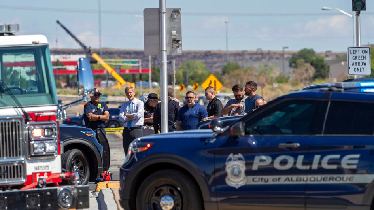 El alcalde de Albuquerque, Tim Keller, dialogo con varios funcionarios en el lugar del accidente.