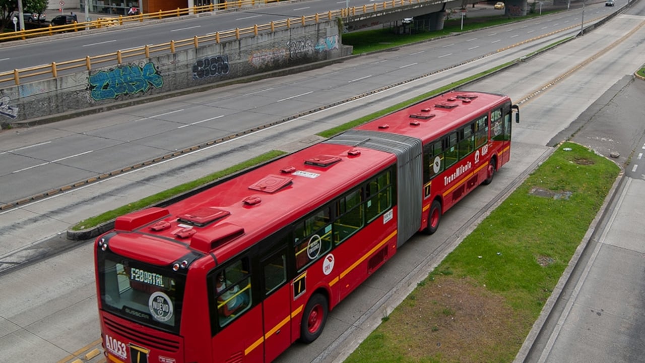 En redes sociales, los usuarios de TransMilenio publicaron videos en los que se pueden ver las filas y los tumultos de personas.