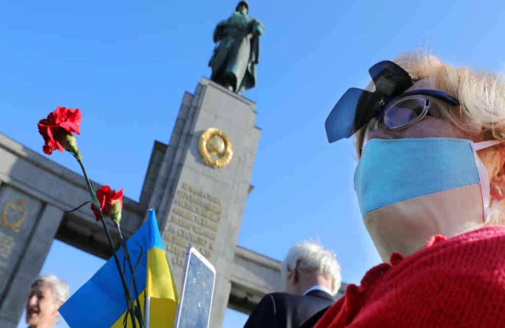 En el distrito de Tiergarten, en Berlín, varios ciudadanos conmemoraron la fecha en el Monumento Soviético de la Guerra. Como esta mujer ucraniana, quien asistió con tapabocas, obligatorio por estos días en Alemania luego de que relajaran algunas medidas de asilamiento social. Foto: GETTY IMAGES