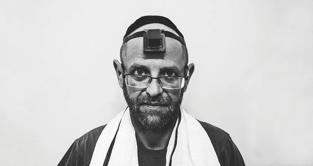 Eduardo Cudisevich, cincuenta y tres años, es venezolano, judío askenazí y ecologista. Es uno de los más fieles asisieníes a la liturgia judía en la sinagoga del centro de Caracas. Cuando le expliqué el tema de mi investigación, a diferencia de otros, me invitó de inmediato a su casa. Y es que los judíos que se han quedado en Venezuela a pesar de la crisis temen ser figuras demasiado públicas. Le temen al Gobierno. 