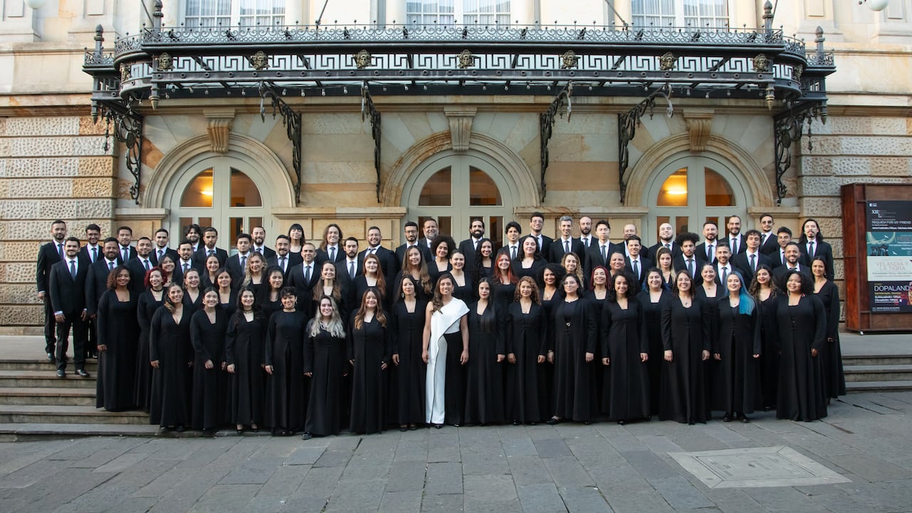 Coro Nacional de Colombia, dirigido por Diana Cifuentes (centro).