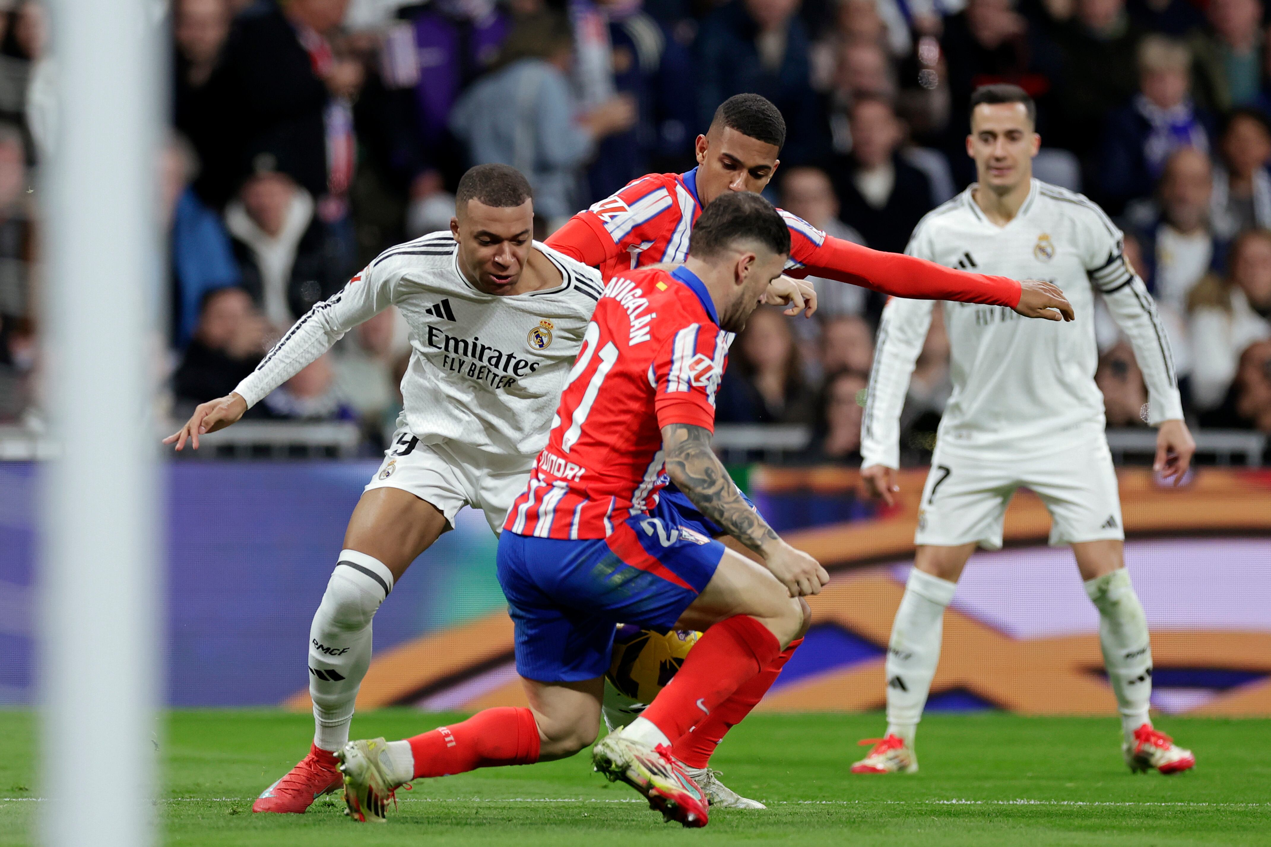 MADRID, SPAIN - FEBRUARY 8: (L-R) Kylian Mbappe of Real Madrid, Samuel Lino of Atletico Madrid, Javi Galan of Atletico Madrid  during the LaLiga EA Sports  match between Real Madrid v Atletico Madrid at the Estadio Santiago Bernabeu on February 8, 2025 in Madrid Spain (Photo by Maria Gracia Jimenez/Soccrates/Getty Images)