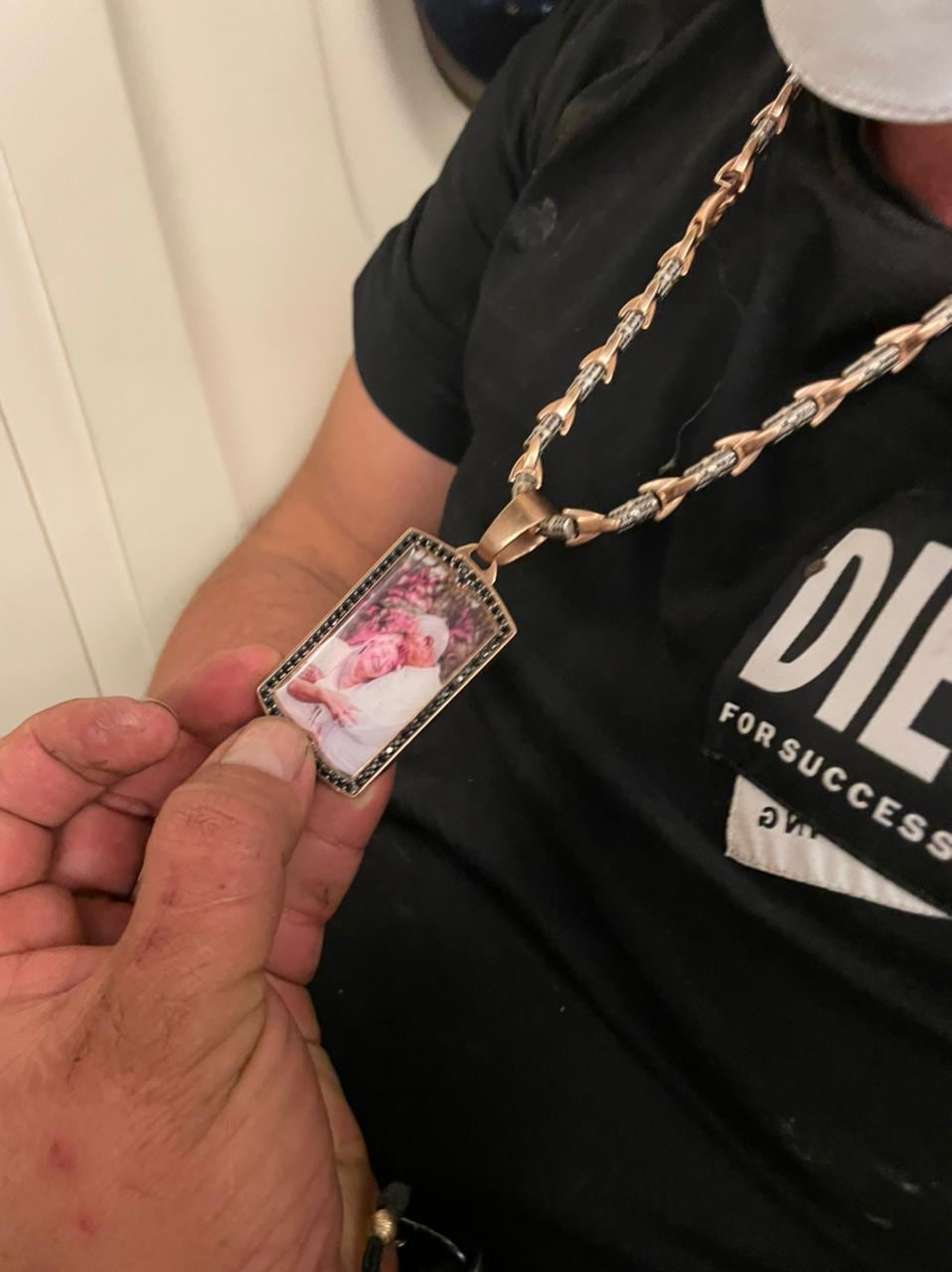 Dairo Antonio Úsuga, alias Otoniel, máximo cabecilla del Clan del Golfo, pidió que no le quitar la medalla con la foto de sus dos padres. Para él, era su tesoro más preciado.