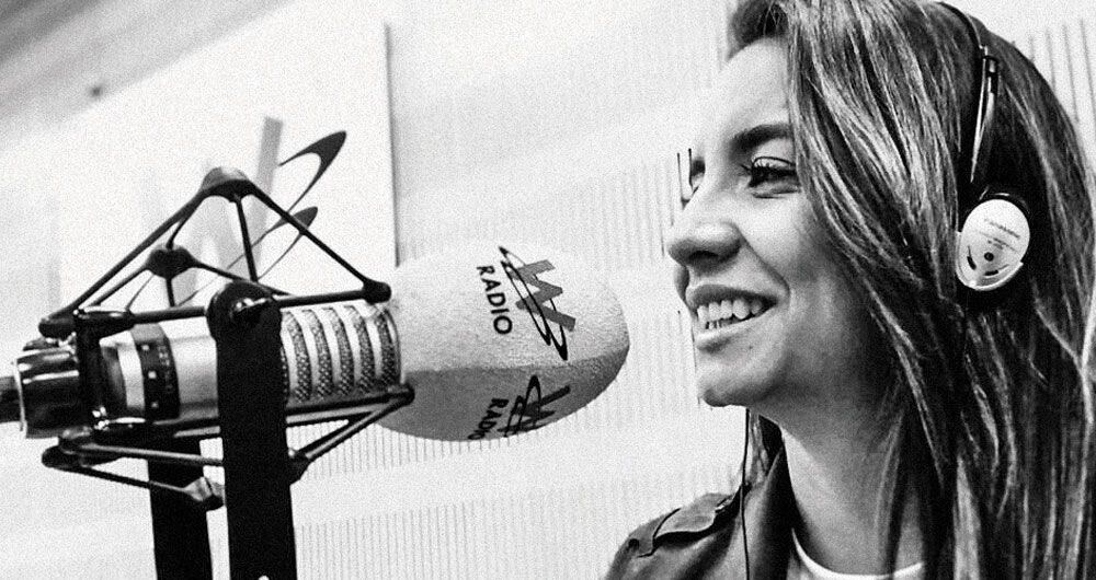 Está al aire desde las 6:00 de la mañana, pero se levanta dos horas antes para leer y llegar bien informada a la cabina. 