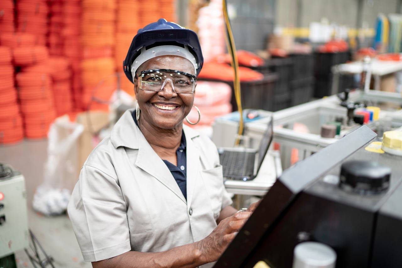 Mujer trabajando en una fabrica.