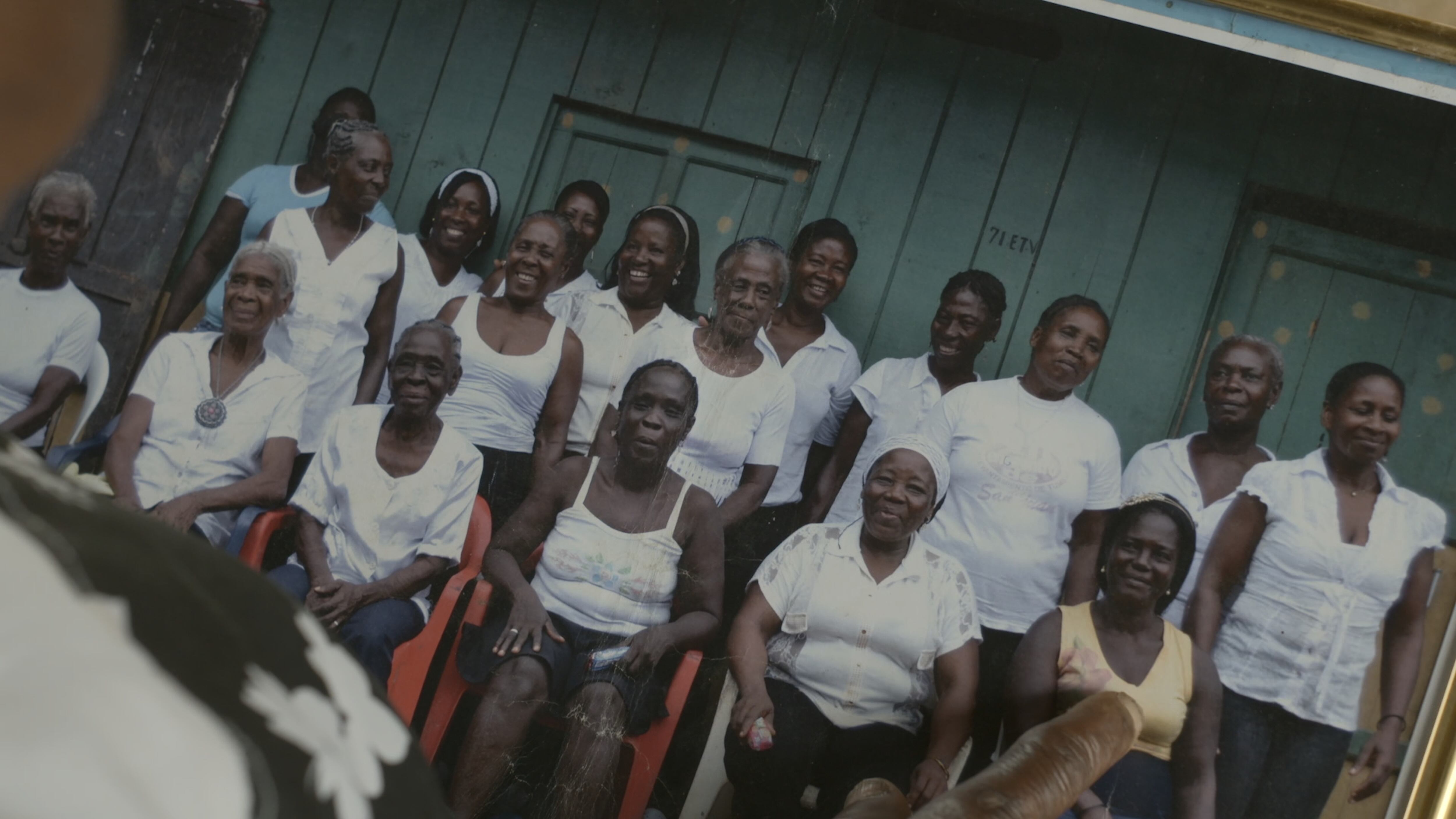 Juana, one of the oldest in the group, reviews the names of the cantadoras. The first negotiation of the film was to explain to all of them that the stories of each could not fit in only one movie, but that we were looking for one cantadora in which they all converged somehow. They have opened their doors to us, because in the pieces that we have produced, they affirm, they will remain alive.