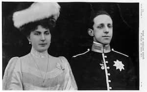 Alfonso con su esposa Victoria Eugenia de Battenberg, a quien engañó con mujeres de todos los tipos, desde princesas hasta campesinas.
