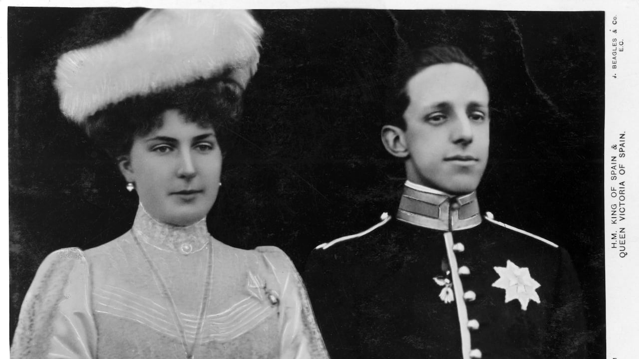 Alfonso con su esposa Victoria Eugenia de Battenberg, a quien engañó con mujeres de todos los tipos, desde princesas hasta campesinas.