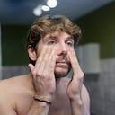 Las arrugas o bolsas en los ojos pueden ser signos de la edad.