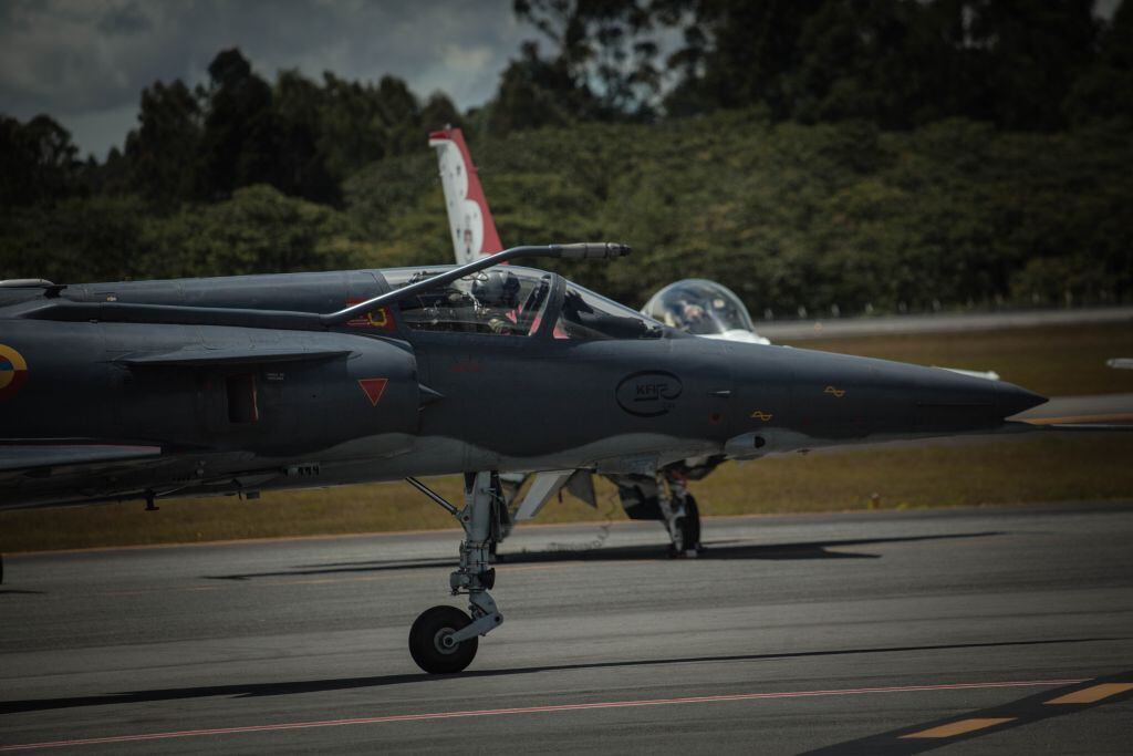 El avión de combate Kfir C-10 de la Fuerza Aérea Colombiana en una misión de entrenamiento de combate aire-aire durante una presentación en el Salón Aeronáutico Internacional (F-AIR 2019) en el Aeropuerto José María Córdoba de Río Negro, Colombia, 14 de julio de 2019 (Foto de Juancho Torres/Agencia Anadolu/Getty Images)