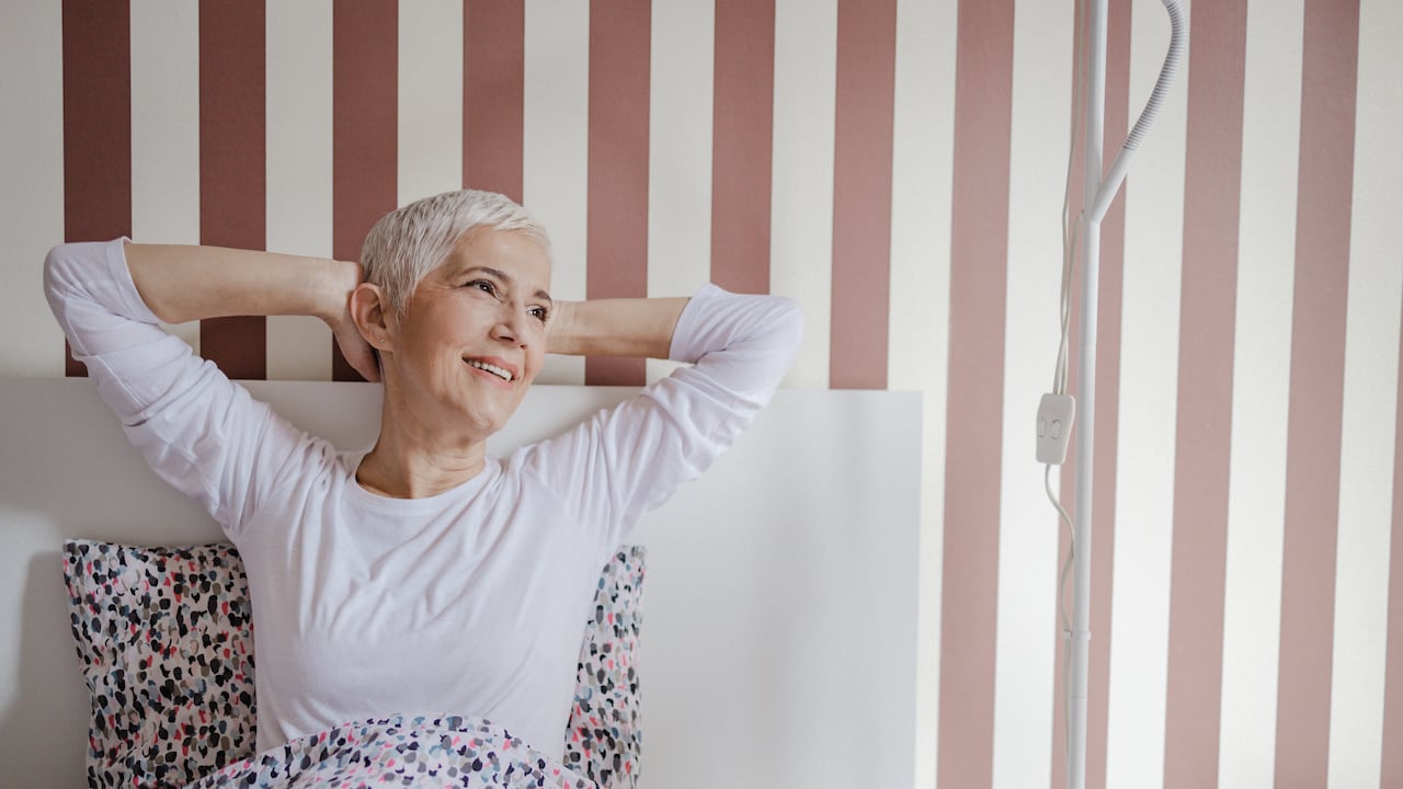 Colores de cabello que iluminan y rejuvenecen a las mujeres mayores de 60 en 2025
