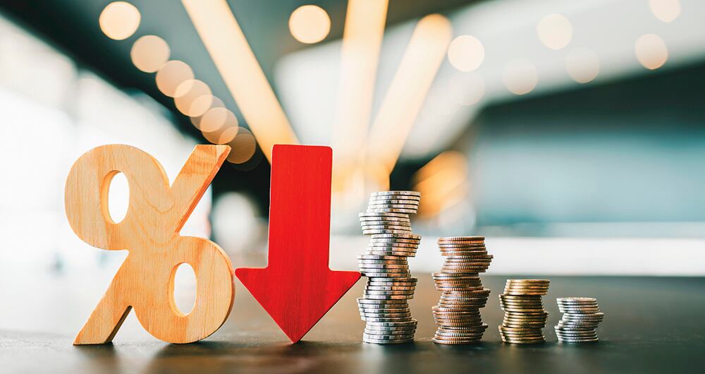 El descuadre de las finanzas públicas es un riesgo creciente, no solo se recauda menos impuestos, sino que al país cada vez le sale más caro endeudarse.