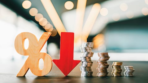 El descuadre de las finanzas públicas es un riesgo creciente, no solo se recauda menos impuestos, sino que al país cada vez le sale más caro endeudarse.