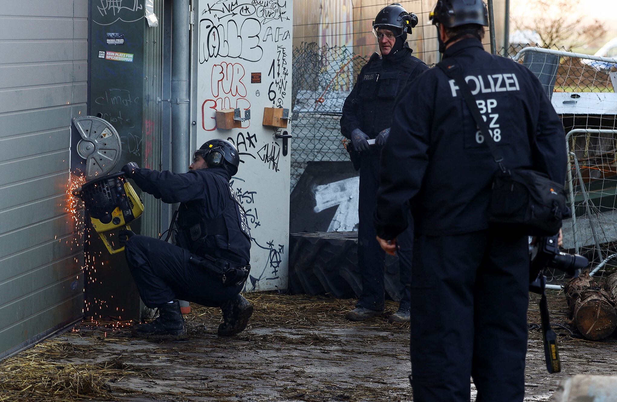 En imágenes : La policía avanza contra manifestantes de la mina de carbón atrincherados en un pueblo alemán abandonado.