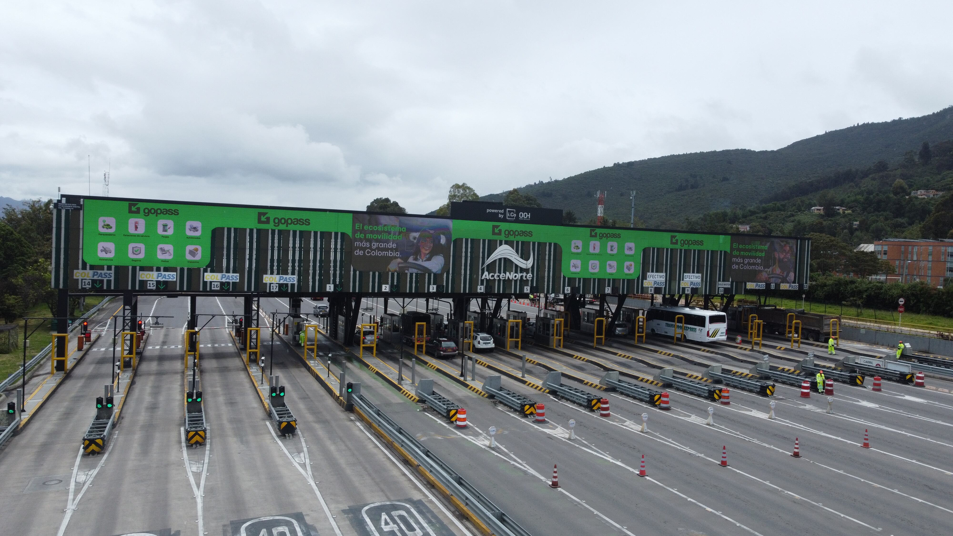 El TAG de Gopass (una calcomanía que se pega en el parabrisas del vehículo) permite a los conductores pagar peajes, parqueaderos, estaciones de servicio, autolavados, talleres y mucho más,