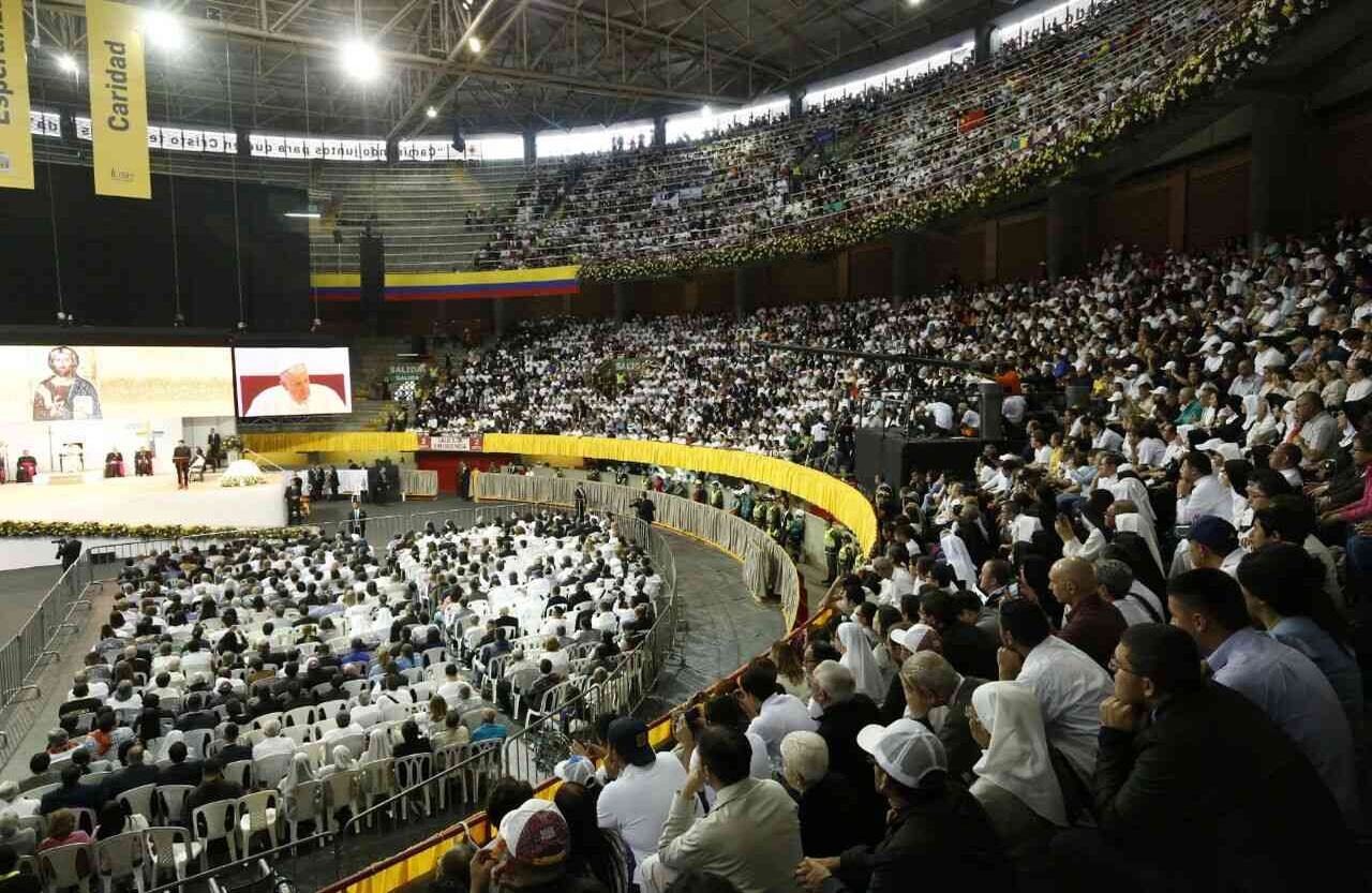 Lleno total en la Plaza de Toros La Macarena, en la que el papa Francisco oficializó su discurso. Foto: Guillermo Torres// SEMANA. 