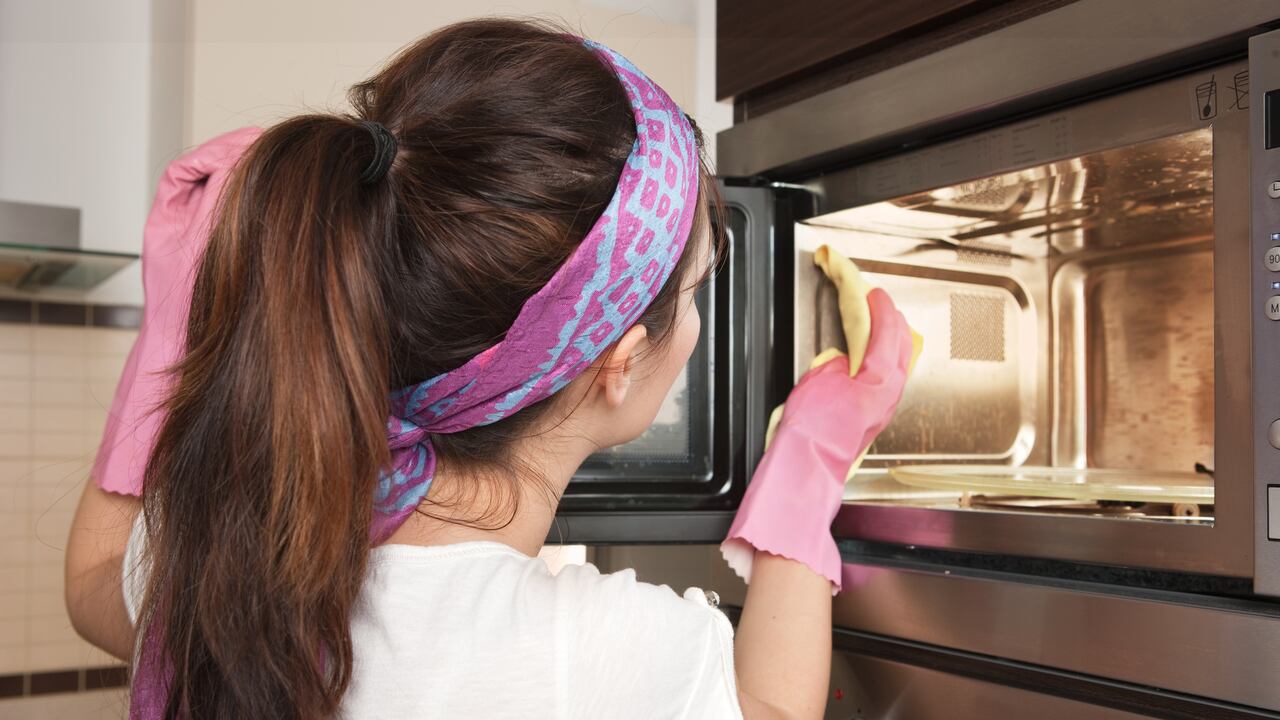 La seguridad en la cocina es primordial, y colocar objetos inapropiados en un microondas puede ser peligroso.