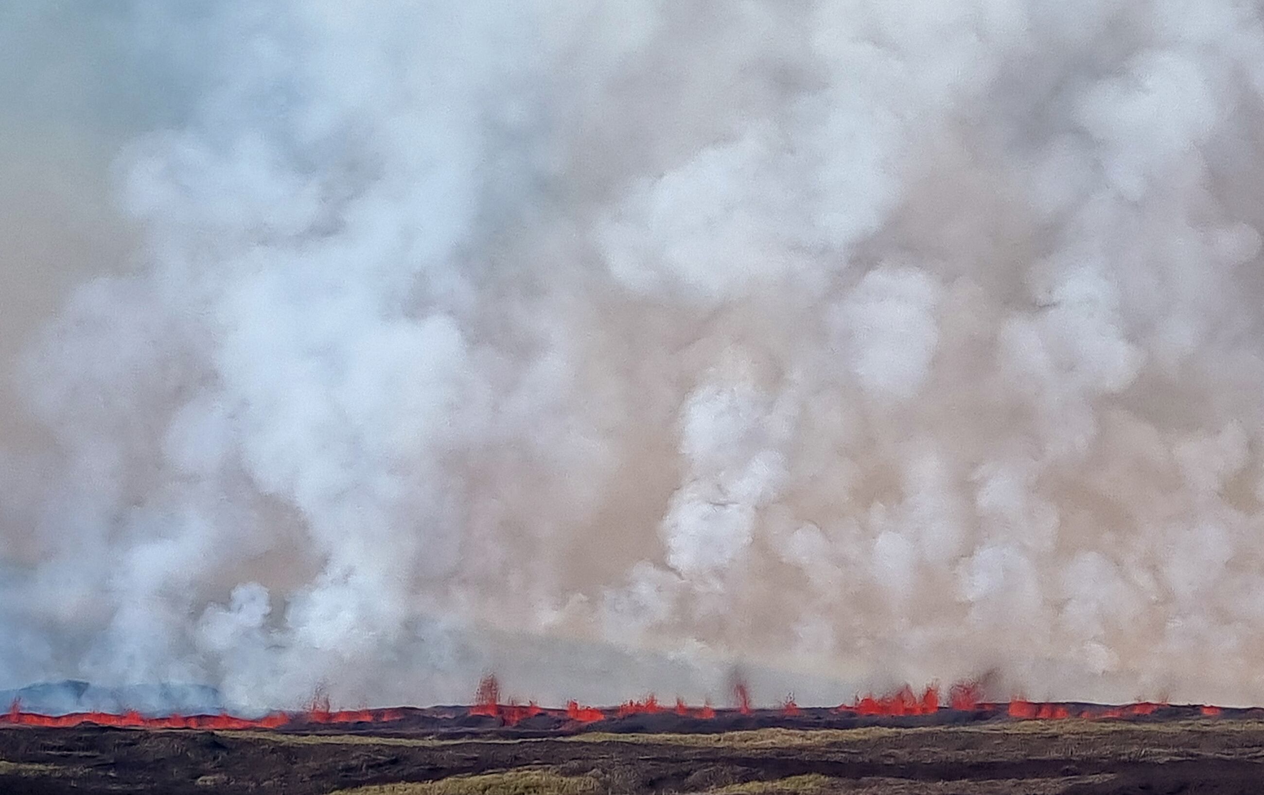 Imagen del folleto publicada por el Parque Nacional Galápagos que muestra una vista aérea de la lava que sale de una fisura del Volcán Wolf después de que entró en erupción por segunda vez en siete años el 7 de enero de 2022, en la Isla Isabela en las Islas Galápagos en el Océano Pacífico. 900 km de la costa ecuatoriana. - La isla es el hogar de la iguana terrestre rosada de Galápagos, en peligro crítico de extinción. (Foto por PARQUE NACIONAL GALÁPAGOS / AFP)