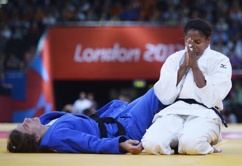 El lugar donde se practica recibe el nombre de dojo en el suelo hay unas colchonetas de 2 x 1 metros y unos 5 cm de grosor llamado tatami. Tiene como objetivo derribar al oponente usando la fuerza del mismo. Se puede vencer de cuatro formas: la primera es derribando al oponente sobre su espalda (tachi waza) provocando un ippon directo. Cuando el oponente no cae perfectamente sobre su espalda el combate puede continuar en lo que se conoce como trabajo de suelo (combate de suelo, newaza).Se pueden aplicar estrangulamientos, torsiones a la articulación del codo (luxaciones), o inmovilizaciones que consisten en mantener controlado al oponente en el suelo con la espalda pegada al tatami