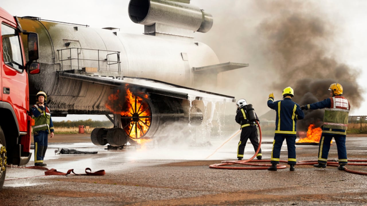 Funcionarios de Bomberos dijeron que cuando los equipos de rescate llegaron encontaron llamas provenientes del avión,