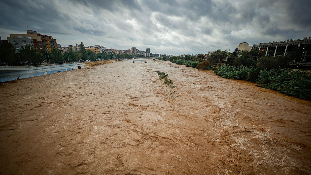 El río Besòs ha aumentado su caudal debido a las lluvias torrenciales de la pasada noche, este 4 de octubre de 2026, en Santa Coloma de Gramenet, Barcelona, Cataluña, España.