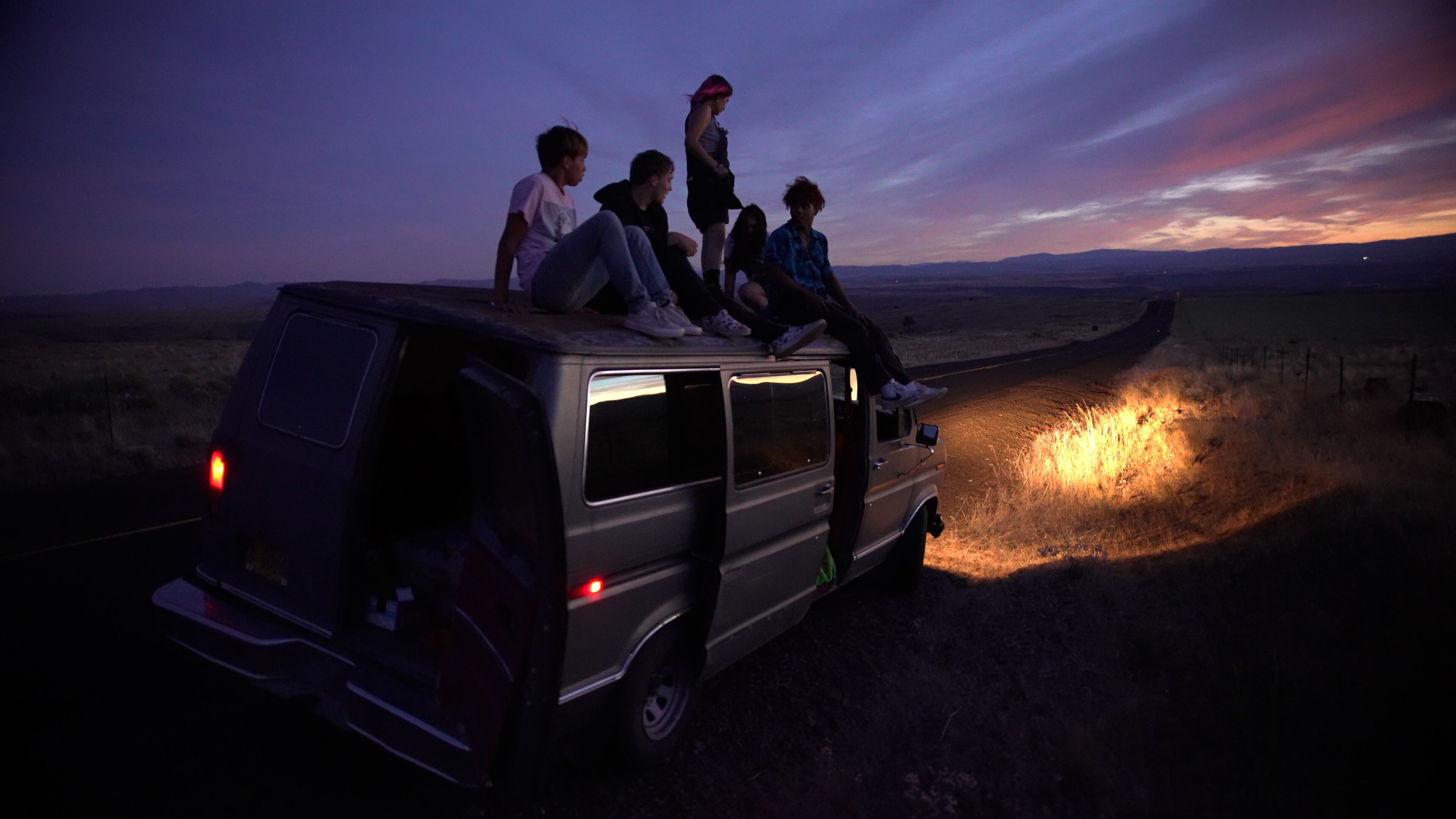 Gasoline Rainbow, de los Hermanos Ross ('Bloody Nose Empty Pockets', 'Contemporary Color'), quienes aplican su enfoque híbrido al road trip cinematográfico.