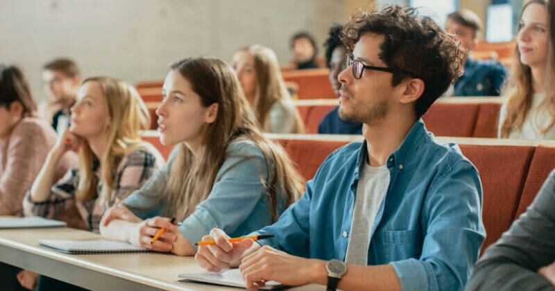 Los estudiantes se ven obligados a repetir los grados o programas en instituciones acreditadas o tienen que resignarse a perder una gran cantidad de dinero.