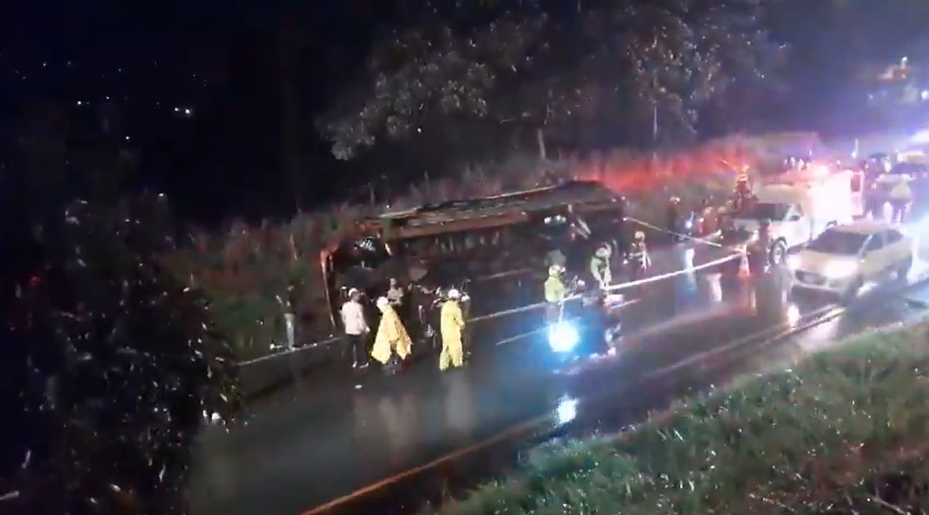 Un accidente fatal en Girardota acaba con la vida de dos personas tras el volcamiento de una chiva.