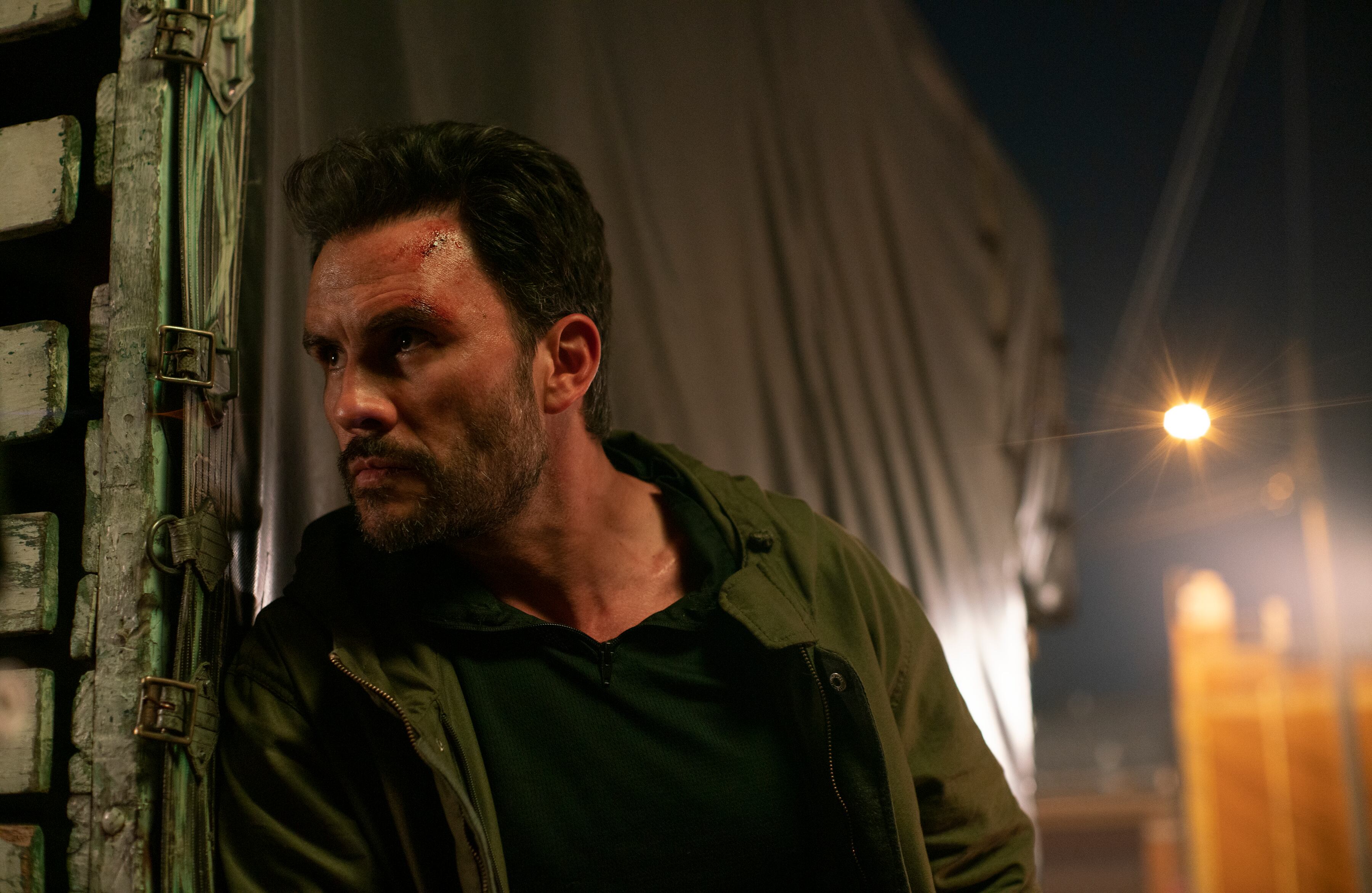 Distrito Salvaje: Aunque su estreno fue hace un par de años, la temática sigue estando vigente. La serie se basa en la historia de Jhon Jeiver, interpretado por Juan Pablo Raba, un guerrillero que se desmovilizó en el marco del acuerdo de paz y enfrenta su nueva realidad en Bogotá.