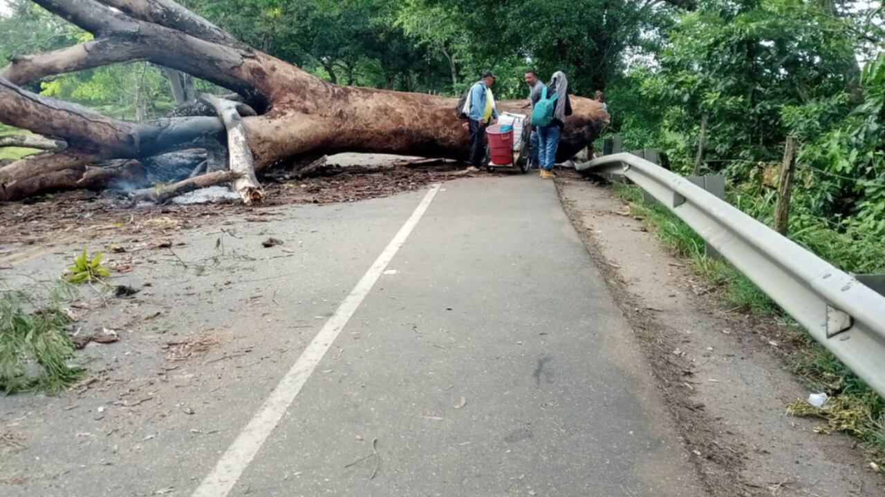Mineros bloquen Troncal de Occidente, en la jurisdicción de Antioquia.