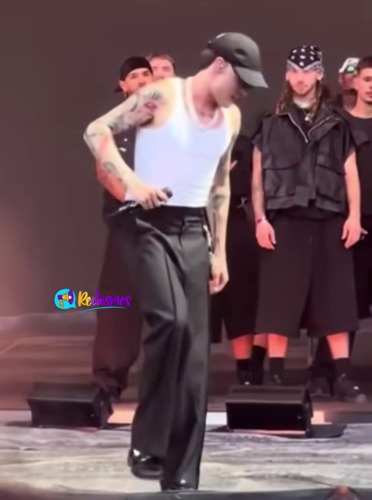 La lesión en su pie izquierdo se registró mientras cantaba en Nueva York, al parecer apoyo mal la pierna, lo que provocó la fractura. Foto tomada de redes