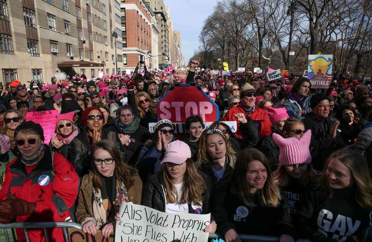La "Caminata de las mujeres" se realizó en el cruce Columbus Circle en la ciudad de Nueva York. Los manifestantes que vestían trajes y ropas diferentes también incluyeron panqueques con las palabras "No me callaré", "No me silenciarán". (Amr Alfiky - Agencia Anadolu).