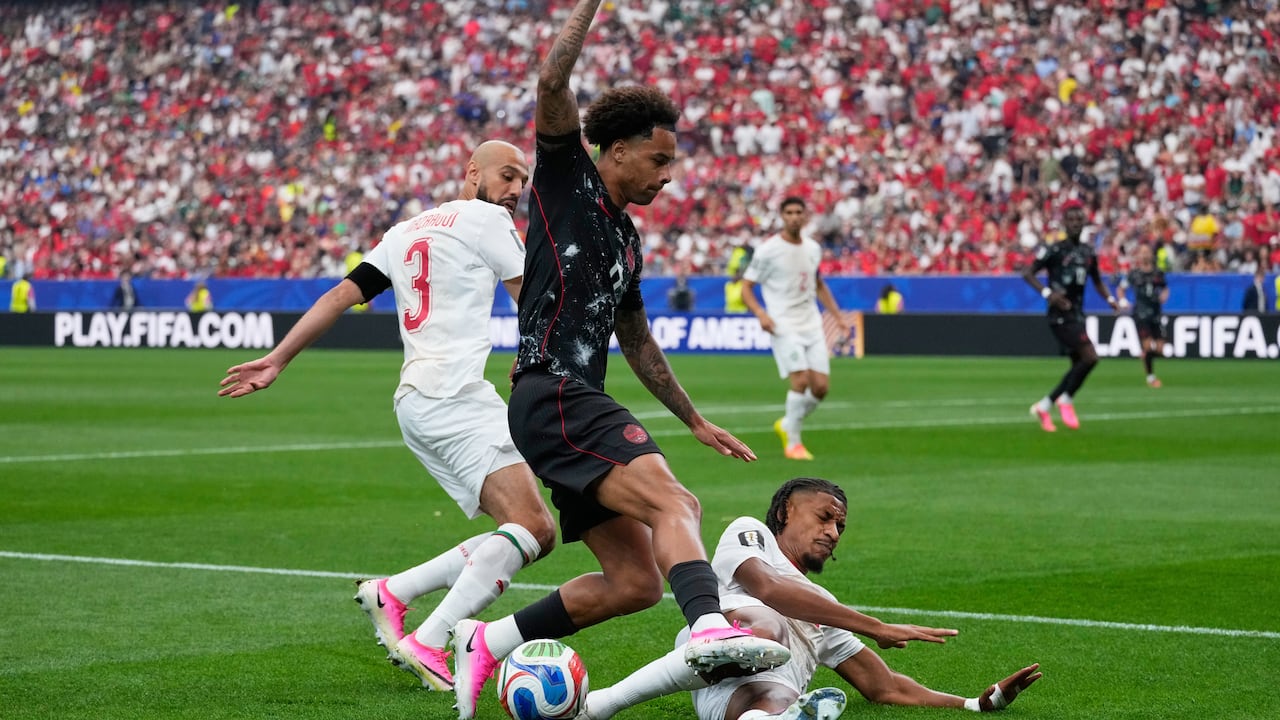 Tajon Buchanan, de Canadá, y Redouane Halhal, de Marruecos, luchan por el balón durante el partido de octavos de final de la Copa Mundial de Fútbol en Houston.