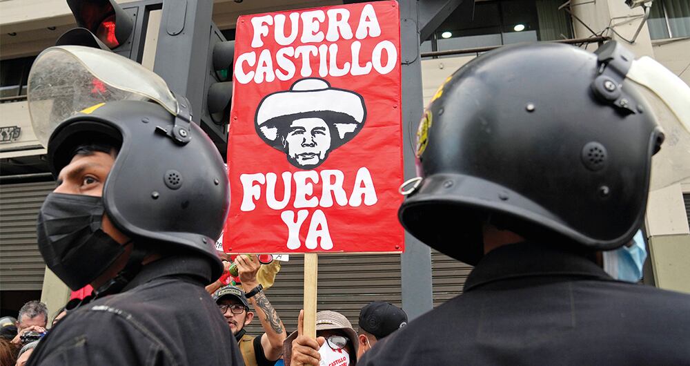 La desaprobación de Castillo ha llegado hasta casi el 70 por ciento, mientras el mandatario intenta hacer maromas para conseguir legitimidad y gobernabilidad a menos de un año de su posesión.